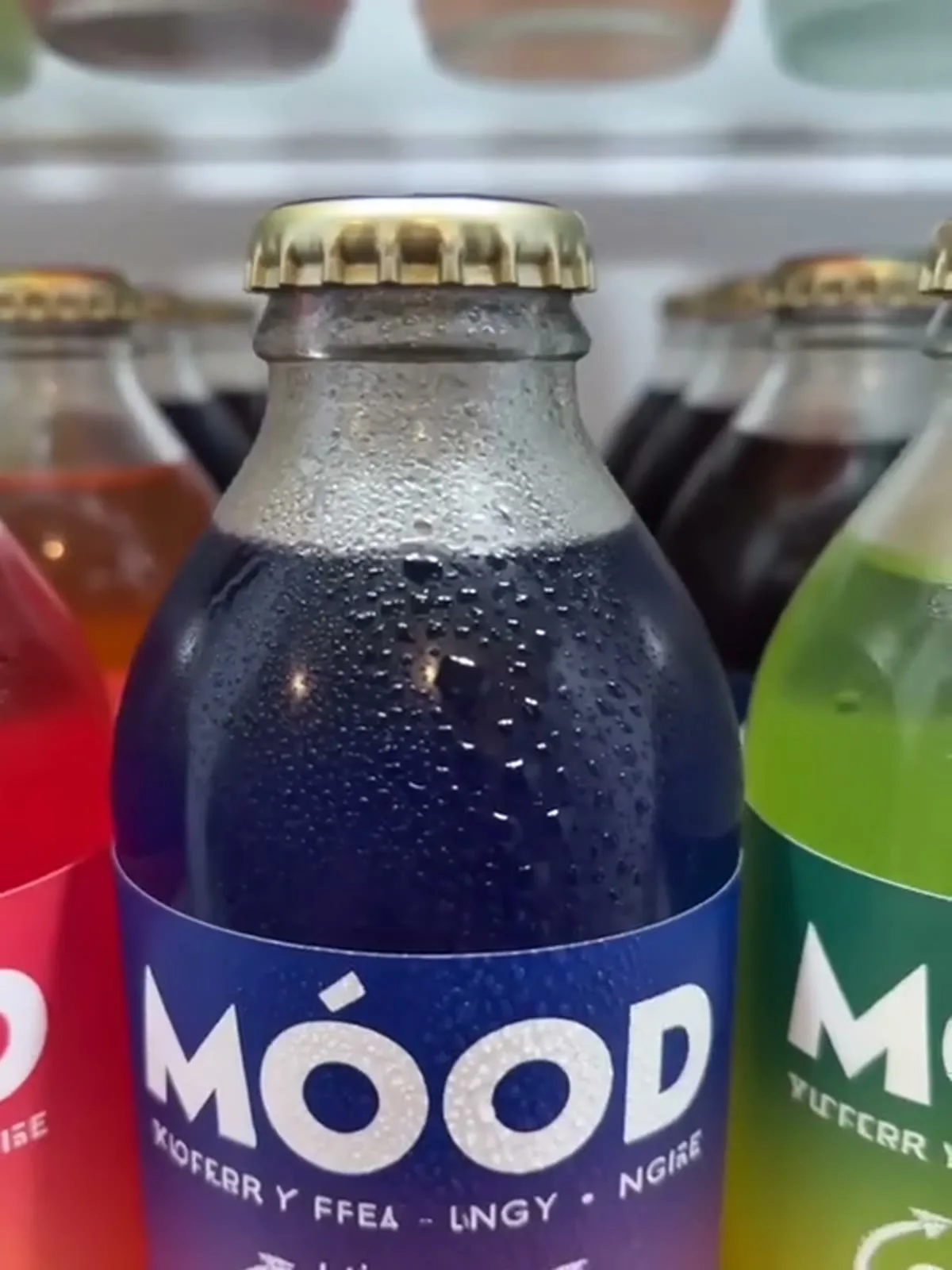 A faceless product video direction using hands and product motion
